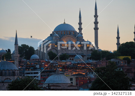 イスタンブールのスレイマニエ・モスクと夕暮れの街並み 142327118