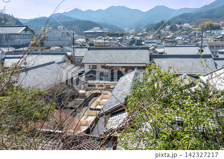 奈良県宇陀市 宇陀松山の森野旧薬園旧工場の裏山から眺める葛の晒し場と阿騎野と呼ばれた大宇陀の町 奈良県宇陀市 宇陀松山の森野旧薬園旧工場の裏山から眺める葛の晒し場と阿騎野と呼ばれた大宇陀の町 142327217