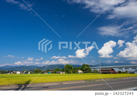 安曇野の田園風景 信州の田舎町 夏の風景 安曇野の田園風景 信州の田舎町 夏の風景 142327243