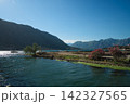 山々に囲まれた入り江と港、モンテネグロ・コトル湾 142327565