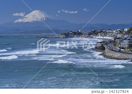青い空と海と冠雪の富士山の風景 湘南の海岸線を稲村ケ崎より撮影 青い空と海と冠雪の富士山の風景 湘南の海岸線を稲村ケ崎より撮影 142327924