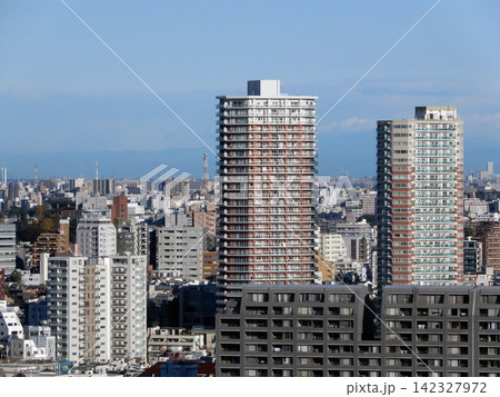 都会の中に立つ高層マンション 都会の中に立つ高層マンション 142327972