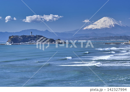 冠雪の富士山と緑の江の島と青い海 稲村ケ崎より撮影した湘南海岸の風景 冠雪の富士山と緑の江の島と青い海 稲村ケ崎より撮影した湘南海岸の風景 142327994