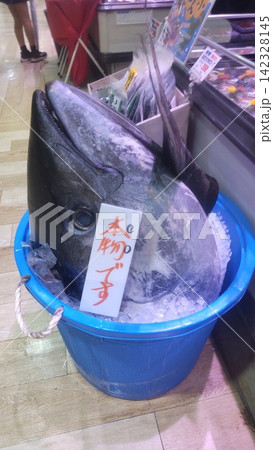 魚売り場の巨大マグロの頭 魚売り場の巨大マグロの頭 142328145