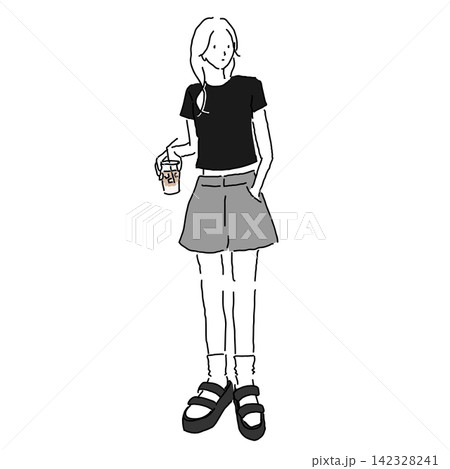 ミニTシャツとショートパンツに厚底スポーツサンダルを合わせた女性のカジュアルファッションイラスト 142328241