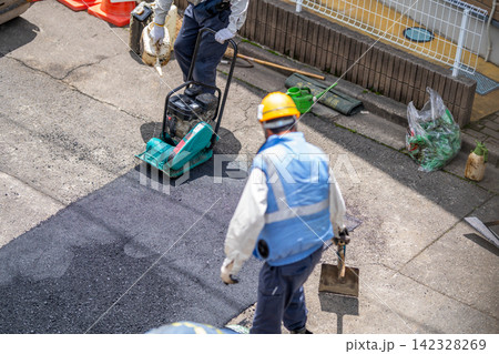 アスファルト舗装 舗装工事 表層工事 平滑 転圧 プレートコンパクター 振動転圧機 アスファルト舗装 舗装工事 表層工事 平滑 転圧 プレートコンパクター 振動転圧機 142328269