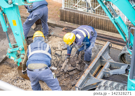 仮舗装撤去　仮アスファルト舗装　道路掘削　作業員 142328271