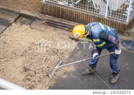 路盤整地　アスファルト舗装打設前　砕石　平ら　敷き均し　転圧　トンボ　舗装レーキ 142328273