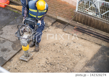 路盤整地　アスファルト舗装打設前　タンピングランマー　砕石　平ら　敷き均し　転圧　竹ぼうき 142328274