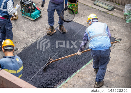 アスファルト舗装 舗装工事 合材敷均し 舗装レーキ 表層工事 ふるいで粒度を均一に表面仕上 アスファルト舗装 舗装工事 合材敷均し 舗装レーキ 表層工事 ふるいで粒度を均一に表面仕上 142328292
