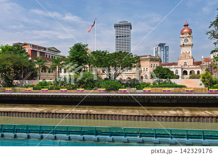 Sultan Abdul Samad Building and the modern city skyline along the Klang River in Kuala Lumpur, Malaysia Sultan Abdul Samad Building and the modern city skyline along the Klang River in Kuala Lumpur, Malaysia 142329176