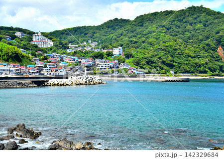 川奈漁港／川奈海水浴場周辺を望む(静岡県伊東市)【2026.8】 142329684