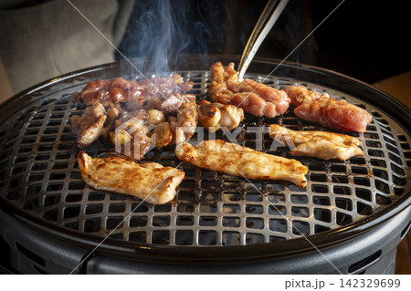 七輪で焼く牛肉の焼肉、炭火調理で香ばしく仕上げた食事風景 七輪で焼く牛肉の焼肉、炭火調理で香ばしく仕上げた食事風景 142329699