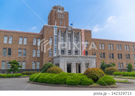 茨城県三の丸庁舎の外観と懸垂幕【茨城県水戸市三の丸】 茨城県三の丸庁舎の外観と懸垂幕【茨城県水戸市三の丸】 142329713