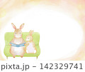 ソファで絵本を読むうさぎの親子の水彩フレーム背景。ふんわり暖かい親子の愛情を感じる読み聞かせタイム。 142329741