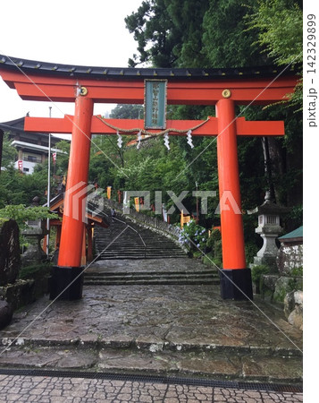 雨の日の熊野古道。那智大社の鳥居 雨の日の熊野古道。那智大社の鳥居 142329899