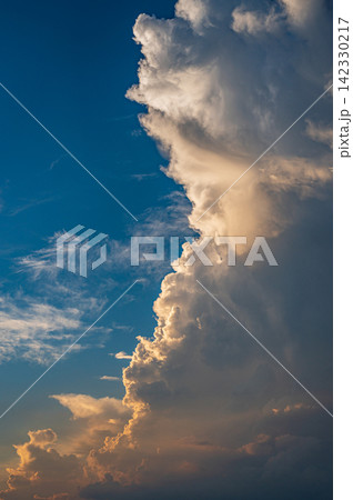 夕陽に照らされオレンジ色に染まる雲 夕陽に照らされオレンジ色に染まる雲 142330217