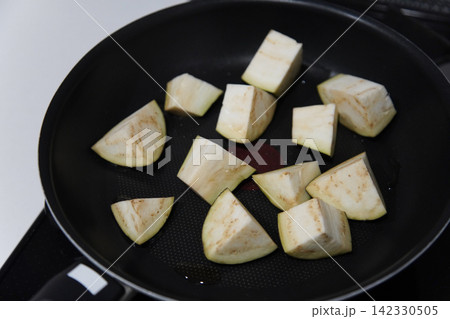 フライパンで茄子を焼く様子 142330505