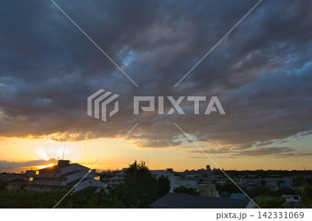 住宅街の中に広がる夕焼け空 住宅街の中にある夕焼け空 住宅地の夕焼け マンション 公団 照明 公団住 住宅街の中に広がる夕焼け空 住宅街の中にある夕焼け空 住宅地の夕焼け マンション 公団 照明 公団住 142331069