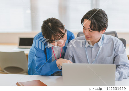 仕事の説明をしてくれる彼女の近さに気づいてしまったドキドキ 仕事の説明をしてくれる彼女の近さに気づいてしまったドキドキ 142331429