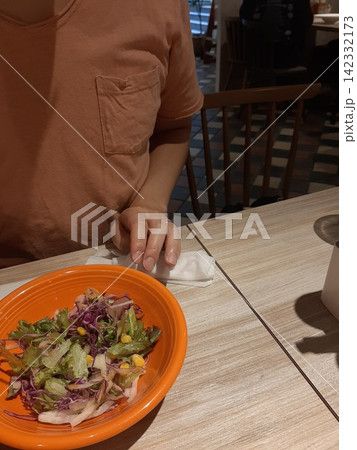ランチでサラダを食べる男性 ランチでサラダを食べる男性 142332173