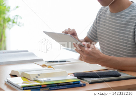 家で勉強をする若い男性 家で勉強をする若い男性 142332216