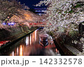 岐阜県大垣市 奥の細道むすびの地 水門川と舟と赤い橋の夜桜ライトアップ 142332578