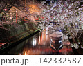 岐阜県大垣市 奥の細道むすびの地 水門川と舟と赤い橋の夜桜ライトアップ 142332587