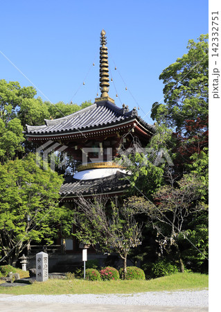第六番札所 温泉山 瑠璃光院 安楽寺の新緑に包まれた多宝塔 第六番札所 温泉山 瑠璃光院 安楽寺の新緑に包まれた多宝塔 142332751