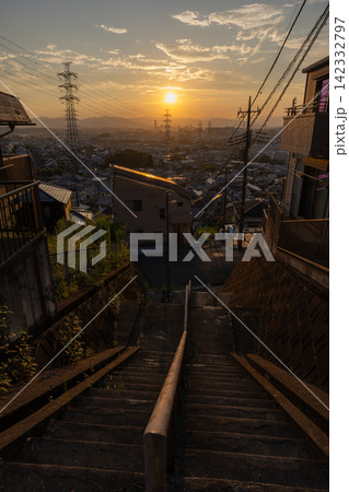 東京都日野市の郊外に広がる住宅街と送電鉄塔の夕景 東京都日野市の郊外に広がる住宅街と送電鉄塔の夕景 142332797