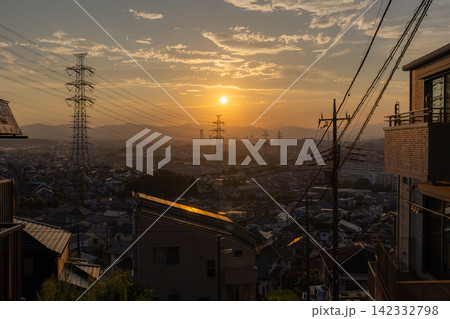 東京都日野市の郊外に広がる住宅街と送電鉄塔の夕景 東京都日野市の郊外に広がる住宅街と送電鉄塔の夕景 142332798