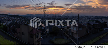 東京都日野市の郊外に広がる住宅街と送電鉄塔の夕景 東京都日野市の郊外に広がる住宅街と送電鉄塔の夕景 142332814
