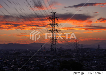 東京都日野市の郊外に広がる住宅街と送電鉄塔の夕景 東京都日野市の郊外に広がる住宅街と送電鉄塔の夕景 142332823