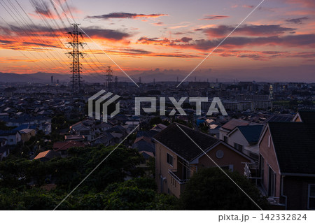 東京都日野市の郊外に広がる住宅街と送電鉄塔の夕景 東京都日野市の郊外に広がる住宅街と送電鉄塔の夕景 142332824