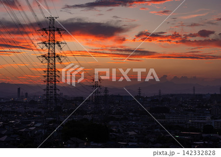 東京都日野市の郊外に広がる住宅街と送電鉄塔の夕景 東京都日野市の郊外に広がる住宅街と送電鉄塔の夕景 142332828