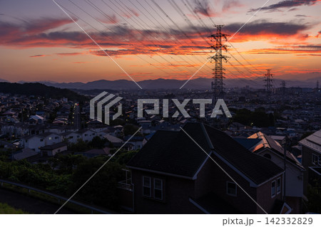 東京都日野市の郊外に広がる住宅街と送電鉄塔の夕景 142332829