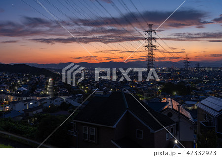 東京都日野市の郊外に広がる住宅街の夜景 東京都日野市の郊外に広がる住宅街の夜景 142332923