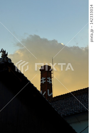 夕暮れ時に浮かび上がる酒蔵のシルエット 夕暮れ時に浮かび上がる酒蔵のシルエット 142333014
