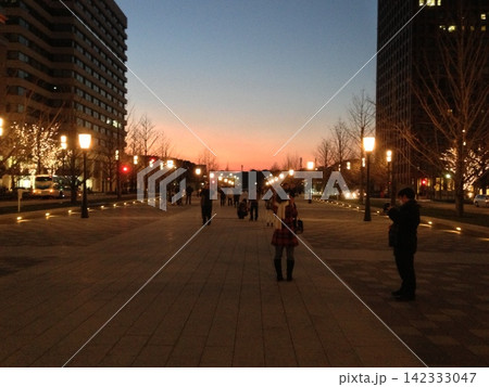 夕暮れ時のライトアップされた風景 142333047