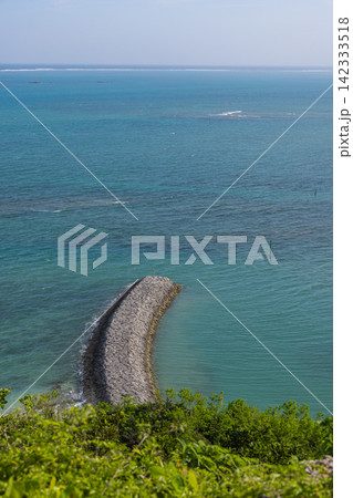 日本　沖縄県南城市の知念岬公園から望む青い海と青空 142333518