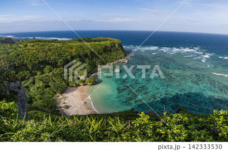 日本　沖縄県うるま市宮城島の果報バンタから望む断崖と青い海の海岸風景 142333530