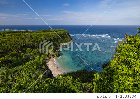 日本　沖縄県うるま市宮城島の果報バンタから望む断崖と青い海の海岸風景 142333534