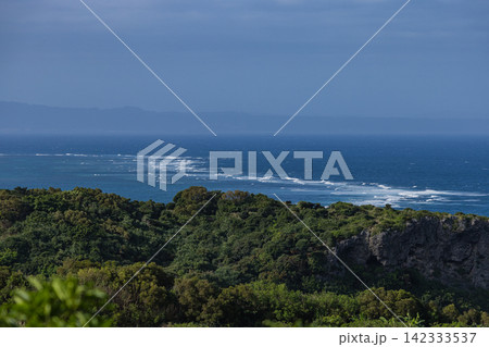 日本　沖縄県うるま市宮城島の果報バンタから望む断崖と青い海の海岸風景 142333537