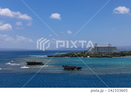 日本 沖縄県恩納村の万座毛から望む万座ビーチと青い海の海岸風景 日本 沖縄県恩納村の万座毛から望む万座ビーチと青い海の海岸風景 142333605