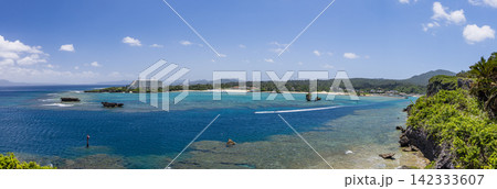 日本 沖縄県恩納村の万座毛から望む万座ビーチとトベラ岩と青い海の海岸風景 日本 沖縄県恩納村の万座毛から望む万座ビーチとトベラ岩と青い海の海岸風景 142333607