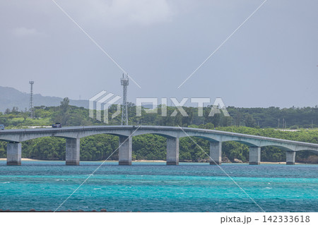 日本 沖縄県の古宇利大橋と屋我地島を望む青い海と海岸風景 日本 沖縄県の古宇利大橋と屋我地島を望む青い海と海岸風景 142333618