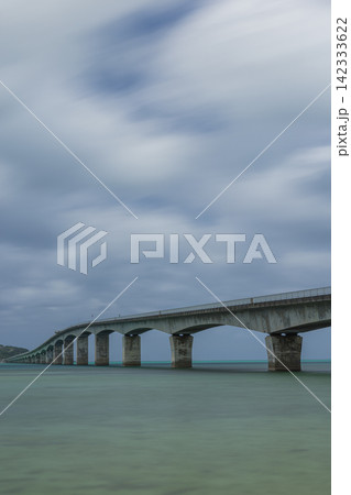 日本　沖縄県の古宇利大橋と古宇利島を望む青い海と海岸風景 142333622