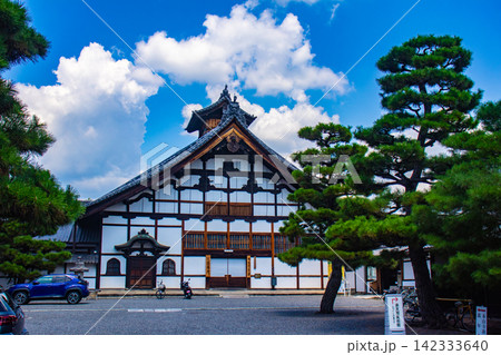 【京都風景】大きな雲が広がる信仰も歴史もある相国寺の夏 【京都風景】大きな雲が広がる信仰も歴史もある相国寺の夏 142333640