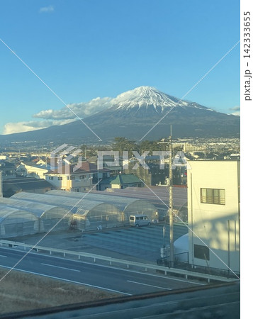 青空にそびえる雪化粧の富士山と街並み 青空にそびえる雪化粧の富士山と街並み 142333655