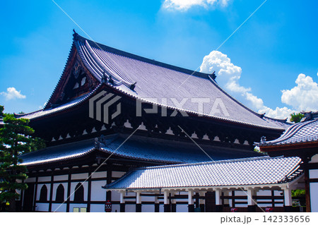 【京都風景】大きな雲が広がる信仰も歴史もある相国寺の夏 【京都風景】大きな雲が広がる信仰も歴史もある相国寺の夏 142333656